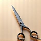 Ciseaux de coiffure premium sur fond élégant